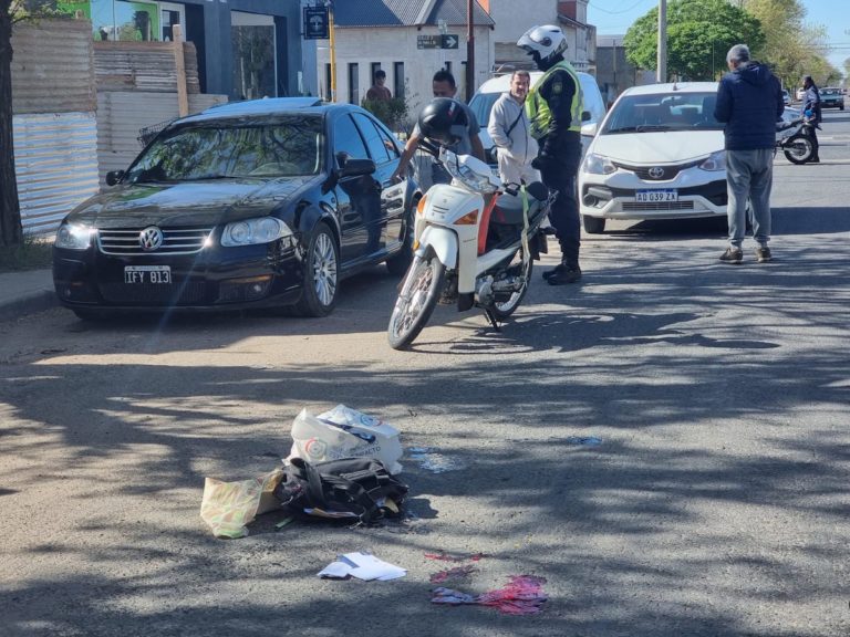 Grave accidente en calle 10: Trasladan urgente a un motociclista