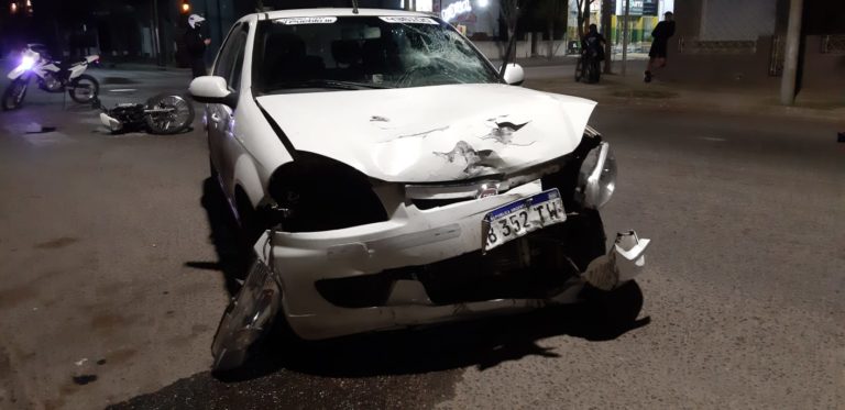 General Pico: taxista dobló a la izquierda en un lugar prohibido y terminó chocando de frente con un motociclista