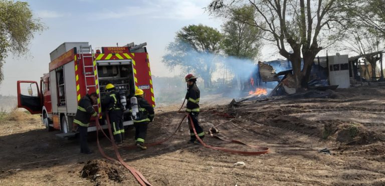 Incendio de estructuras en un galpón que ya se había prendido fuego recientemente: Las llamas se originaron debido al intenso viento y a las brasas que había en el lugar