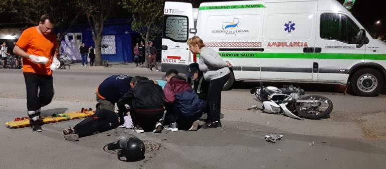 Fuerte choque en calle 115 y 8: Dos adolescentes que iban en moto fueron trasladados al Hospital