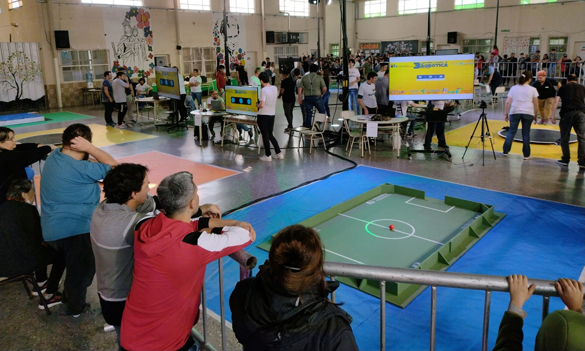 Exitosa 3º Competencia Nacional de Robótica organizada por la Facultad de Ingeniería en la Escuela Luján: “Vinieron 84 robots de distintos puntos del país, fue un gran evento”