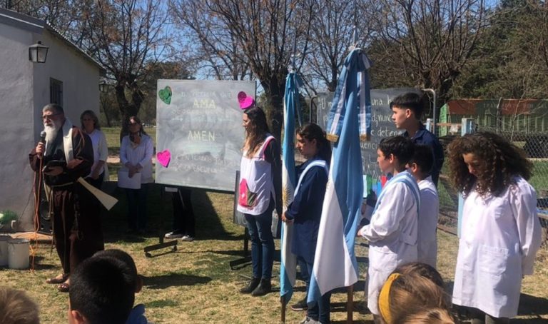 La Escuela 47 de Ceballos realizó un emotivo acto homenaje a la docente fallecida Ana Laura Giménez: Hubo suelta de globos y un aula llevará su nombre
