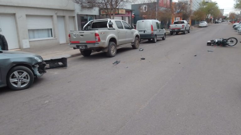 Automóvil comenzaba la marcha tras estar estacionado e impactó con una motocicleta