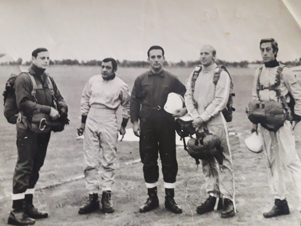 Hecho histórico: hace cincuenta años, un grupo de jóvenes piquenses realizaba el primer salto con paracaídas en La Pampa