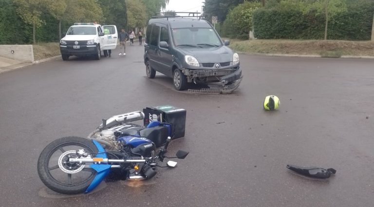 A metros del vuelco de esta mañana, motociclista impactó contra una Kangoo en barrio Federal y fue hospitalizado