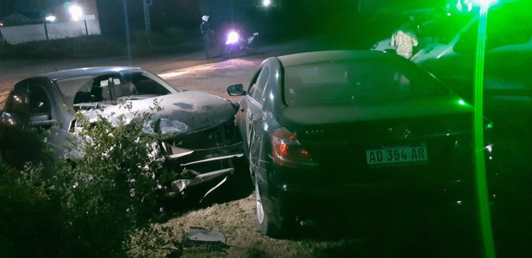 Fuerte choque entre dos autos dejó serios daños materiales y no hubo lesionados
