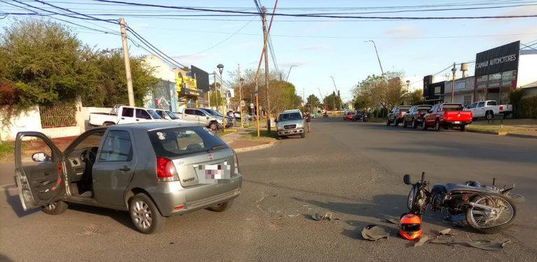 Fuerte choque en calle 24 y 37: Motociclista fue asistido y trasladado al Hospital
