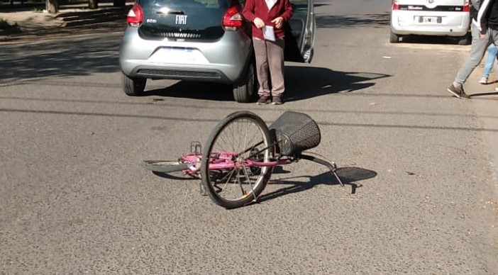 Una ciclista resultó con fractura expuesta tras ser colisionada por un auto