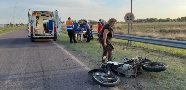 Un camión ingresó a la Avenida Brunengo por calle 301 y atropelló a un motociclista