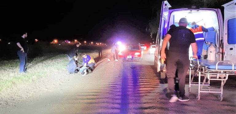 Iban en el mismo sentido y protagonizaron un grave accidente en calle 21 entre 40 y 48: Una persona de aproximadamente 30 años fue hospitalizada en aparente grave estado