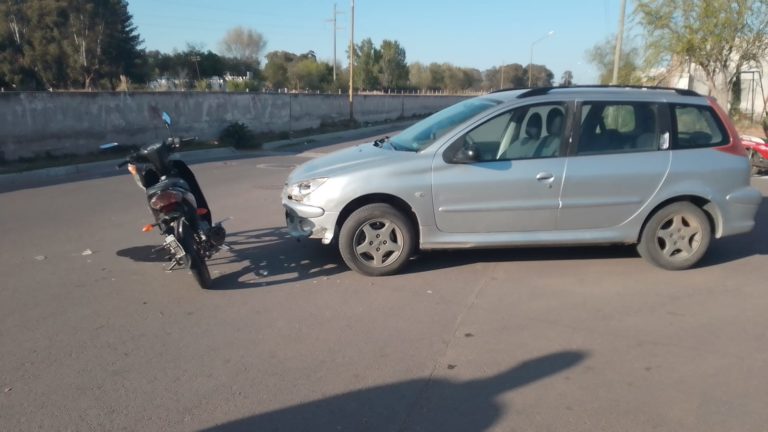 Una joven fue hospitalizada tras un choque entre auto y moto
