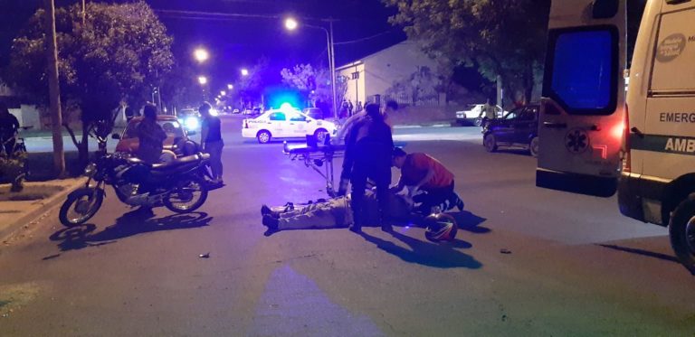 Un motociclista hospitalizado semiinconsciencia tras chocar con un peatón