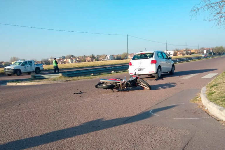 Una niña de 8 años con fractura tras chocar una moto y un auto