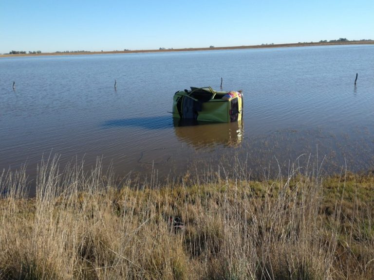 Despiste y vuelco en ruta provincial 10: el auto quedó en medio del agua