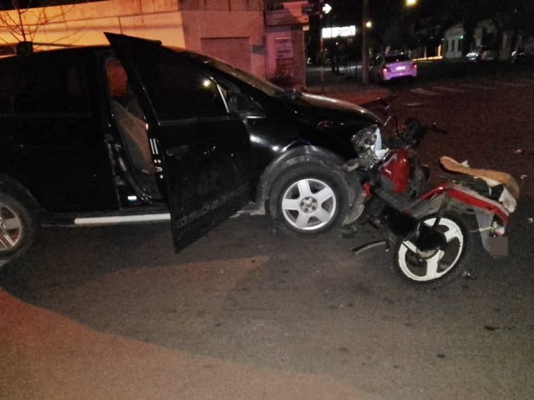 Accidente en la madrugada: motociclista dio positivo en el test de alcoholemia y tras el choque fue hospitalizado
