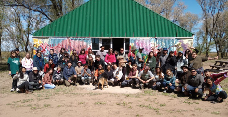 Cincuenta estudiantes latinoamericanos disfrutaron del avistamiento de aves y plantaron 20 ejemplares de caldén en la Laguna de General Pico