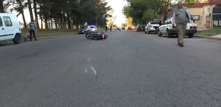 Trasladan al hospital una persona luego de una colisión entre un auto y una moto