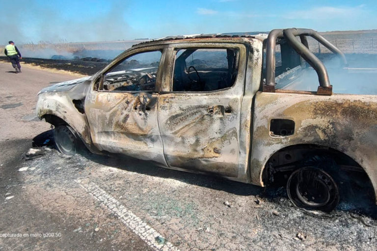 El fuego devoró una camioneta en plena ruta