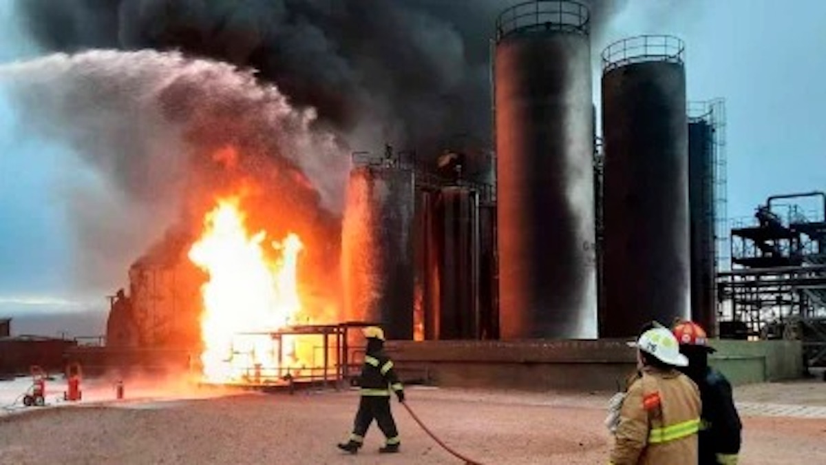 VIDEO: Un incendio afecta la refinería NAO de Plaza Huincul, hay tres muertos
