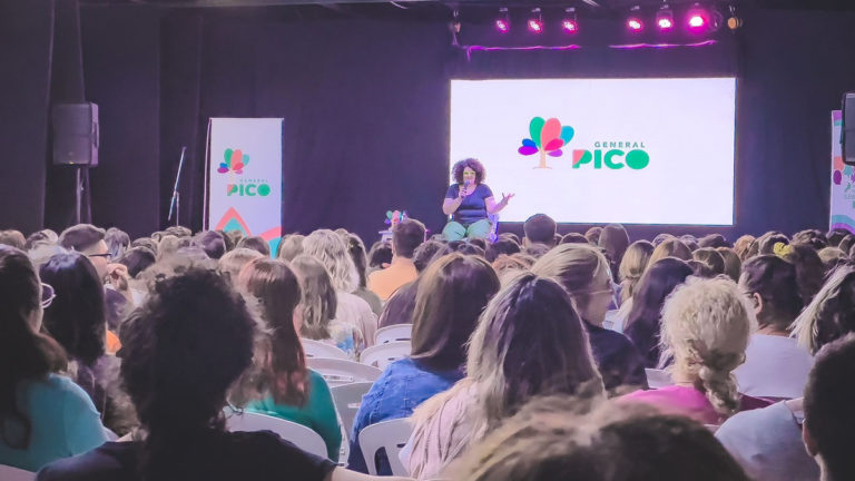 La influencer “Sol Despeinada” presentó su charla sobre ESI en “El Viejo Galpón”
