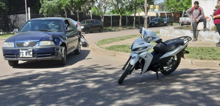 Joven iba en moto haciendo “willy”, no logró esquivar un auto y lo terminó chocando: Fue hospitalizado con un golpe en la cadera