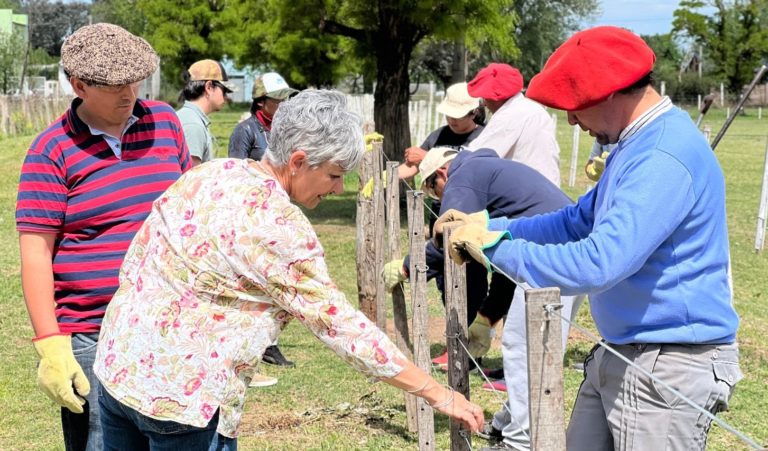 Entregaron certificados del curso de instalador de alambrados dictado en la Sociedad Rural