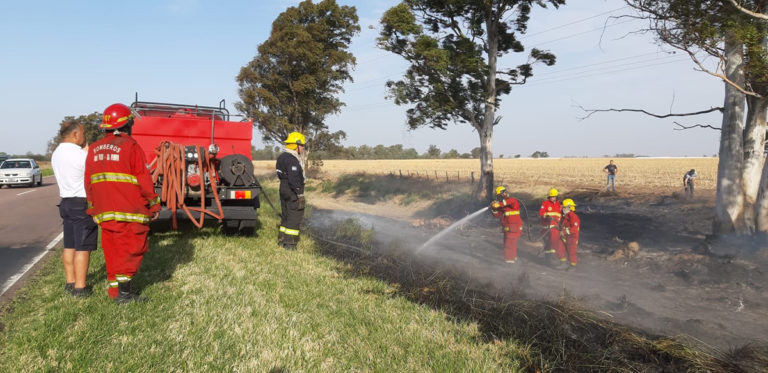 Debido a un desperfecto en un transformador, se produjo importante incendio de rastrojo que afectó a tres lotes en el cruce de Ruta 4 y Ruta 7