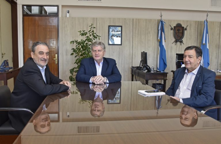 Asfalto, iluminación y refacciones para Embajador Martini: “Estas actividades generaron la ocupación de mano de obra local”
