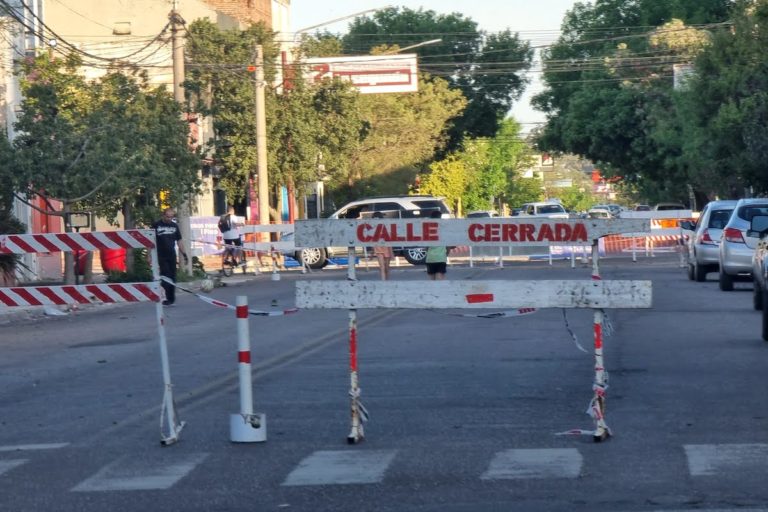 Cortes de calles en barrio Pacífico y en el paso a nivel de calle 2
