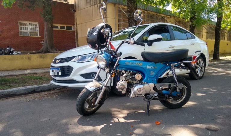 Abrió la puerta del auto golpeando y haciendo caer de su moto a una joven de 24 años en barrio Ranqueles