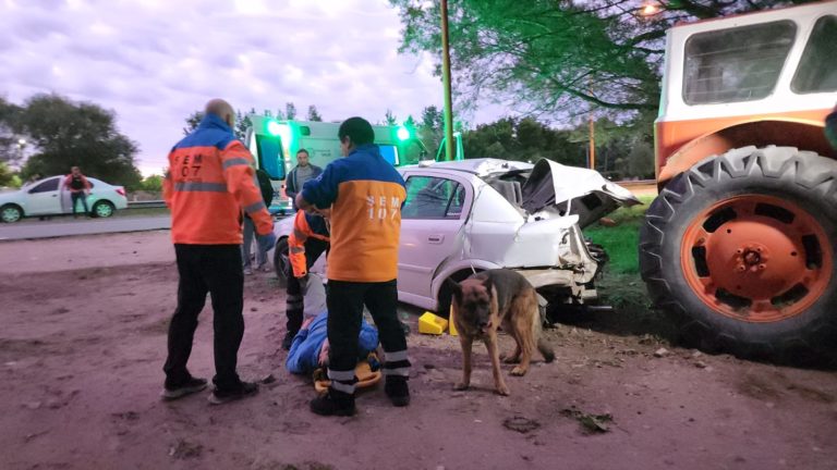 Perdió el control del vehículo y chocó con una columna del alumbrado público: Dos personas fueron hospitalizadas
