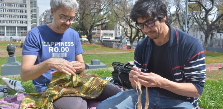 Rompiendo prejuicios: son varones y se juntan a tejer en una plaza de Buenos Aires