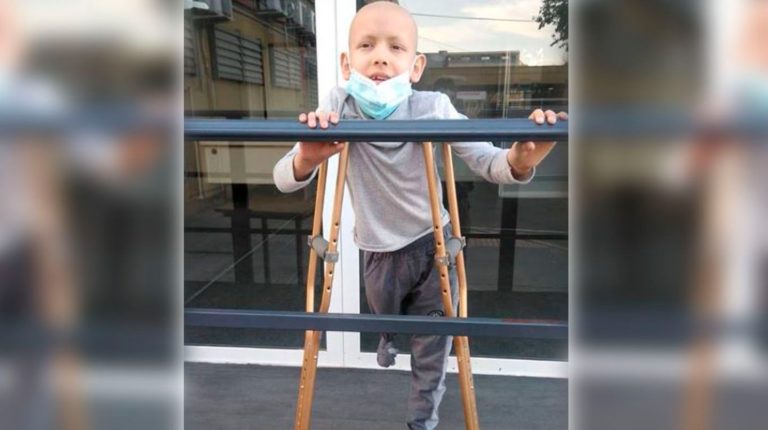 Mendoza: un nene de 8 años tiene cáncer, le amputaron una pierna y sus vecinos harán un recital para ayudarlo