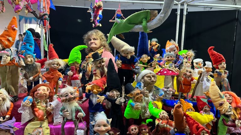 Gran convocatoria en la feria de artesanos en el viejo galpón