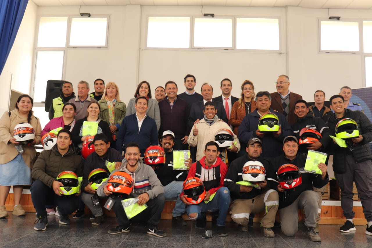 Continúan las capacitaciones y la entrega de cascos para motociclistas pampeanos