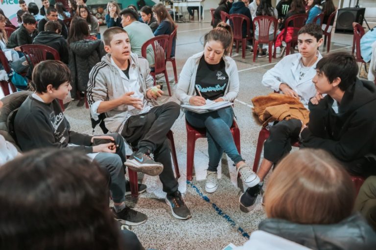 Más de 150 jóvenes de distintos colegios fueron parte del Foro de Participación Juvenil que se desarrolló en el Chapeaurouge