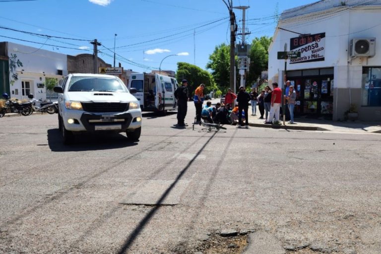 Camioneta iba a doblar y “rozó” a una moto en calle 10 y 15: Personal del SEM asistió a una mujer y su hijo de 5 años, aunque no fueron hospitalizados