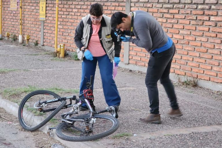 Le habrían abierto la puerta golpeándolo y haciéndolo caer de su bicicleta: Fue trasladado al Hospital con un corte en el rostro