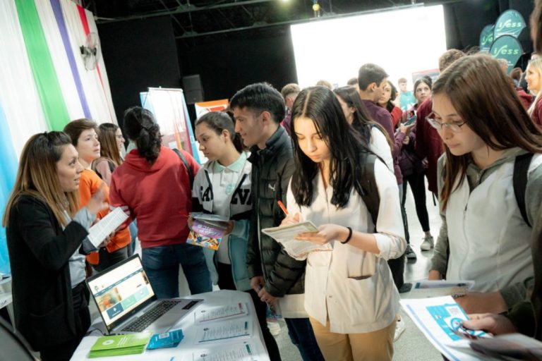 Más de mil jóvenes visitaron la “Expo Carreras 2022” en “El Viejo Galpón”