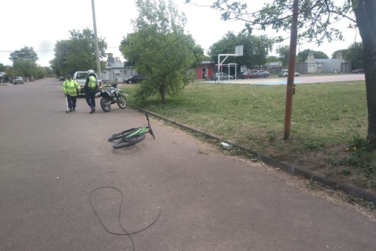Una adolescente en bicicleta se enganchó con un cable que estaba colgado, cayó pesadamente al suelo y fue hospitalizada