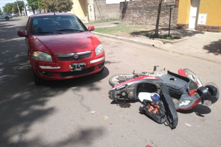 Fuerte choque en calle 14 entre 1 y 101: Un motociclista de 18 años fue trasladado al Hospital