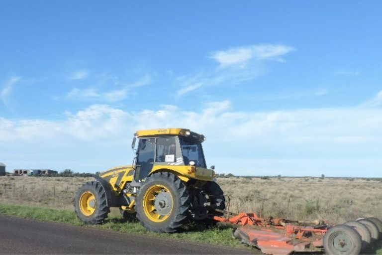 Avanzan los trabajos de mantenimiento de banquinas en La Pampa