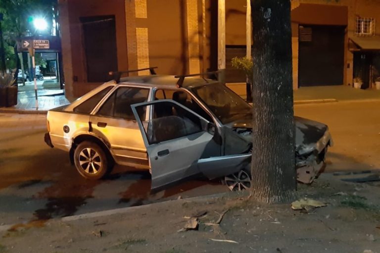 Perdió el control del auto y terminó impactando fuertemente contra un árbol en calle 19 y 28