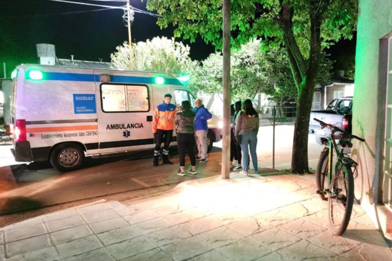 Una joven de 20 años que iba en bicicleta chocó contra el lateral de un auto y fue asistida por el SEM