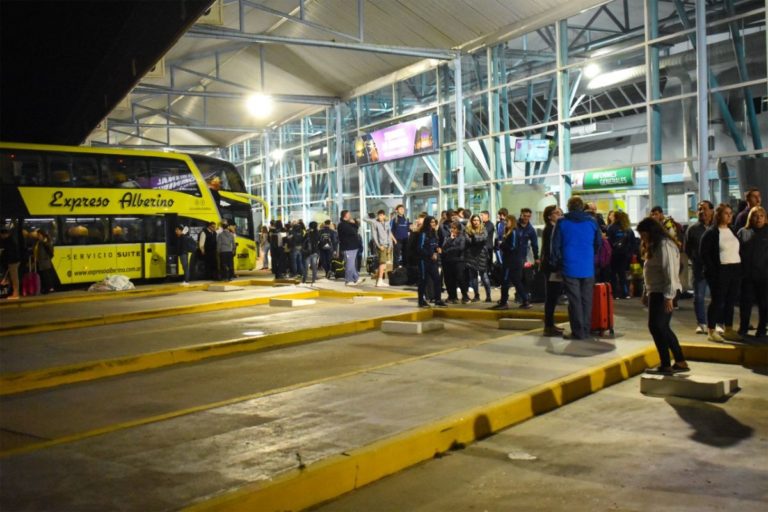 Más de 800 deportistas pampeanos partieron hacia Mar del Plata para participar de los Juegos Nacionales Evita