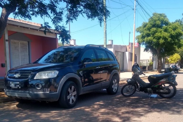 Iba en moto, perdió el control, terminó chocando contra una pick up que estaba estacionada y fue hospitalizado