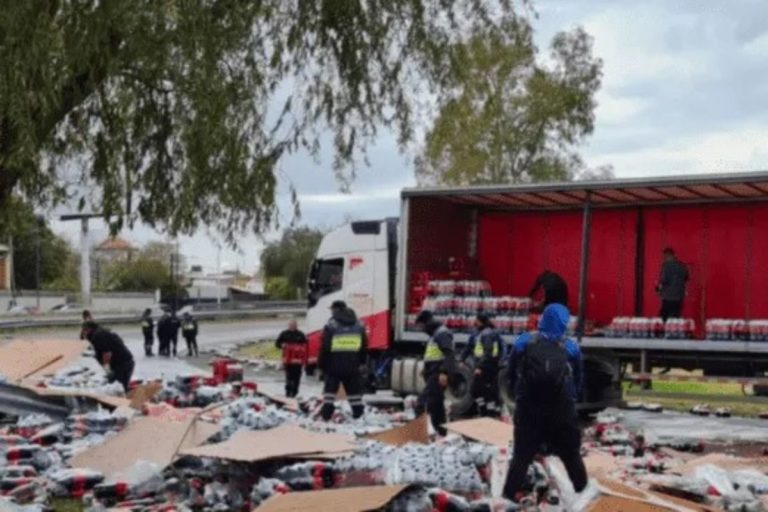 “Palazo inédito” justo en Córdoba: Chocaron un camión de Fernet y otro de Coca