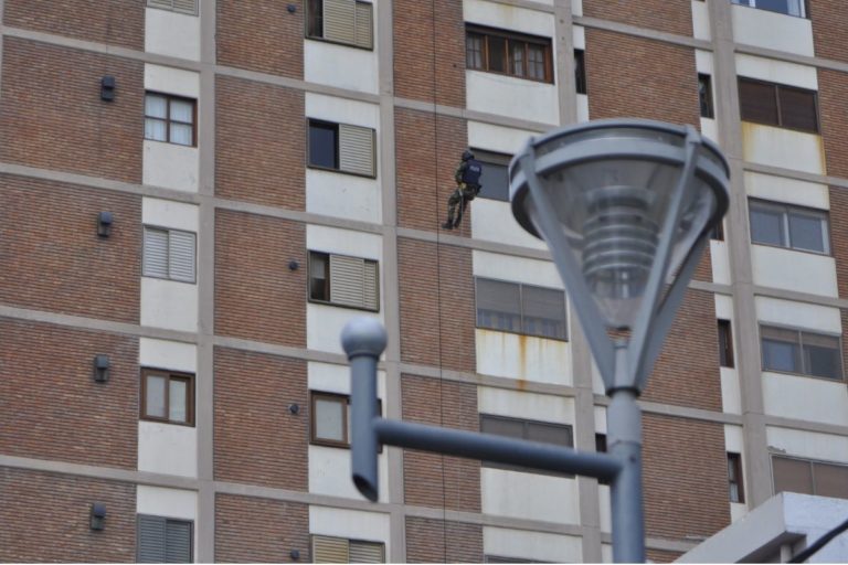 EL CENTRO SE LLENÓ DE CURIOSOS: El Grupo Especial desplegó gran operativo de simulacro en el centro piquense