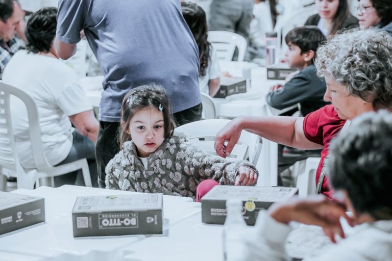 Gran participación en la Jornada Intergeneracional en “El Viejo Galpón”: “La idea era juntar dos generaciones en el armado de robots sustentables”