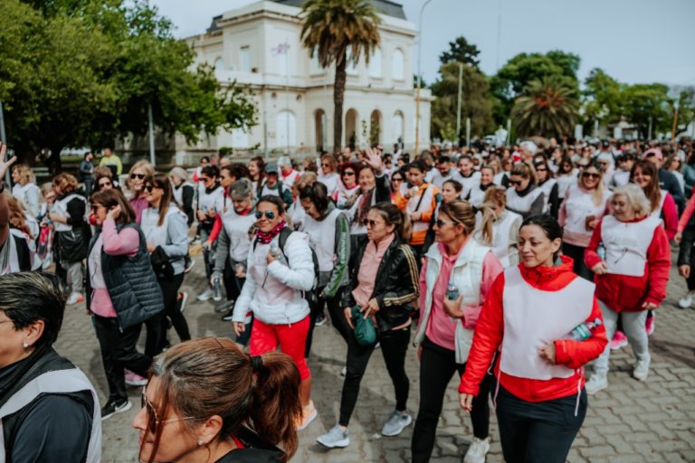 Más de 600 piquenses en emotiva caminata por la lucha contra el cáncer de mamas: “Hemos tenido una muy buena respuesta”